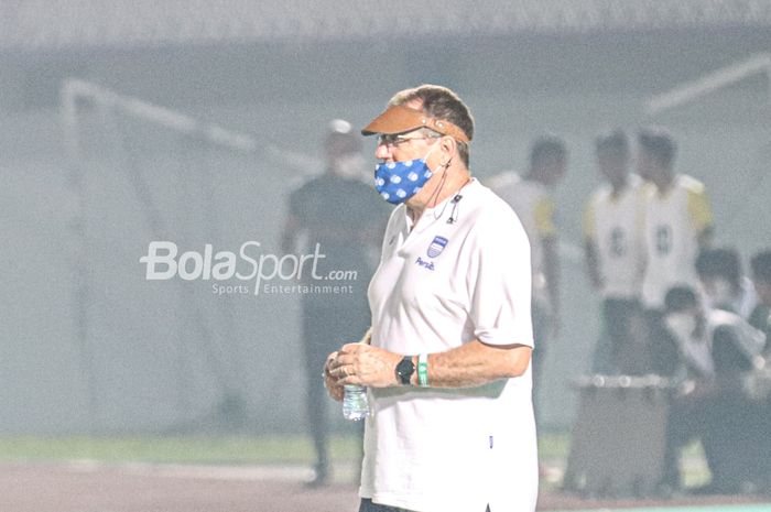 Pelatih Persib Bandung, Robert Rene Alberts, sedang memantau para pemainnya saat melawan Barito Putera dalam pekan pertama Liga 1 2021 di Stadion Indomilk Arena, Tangerang, Banten, 4 September 2021.