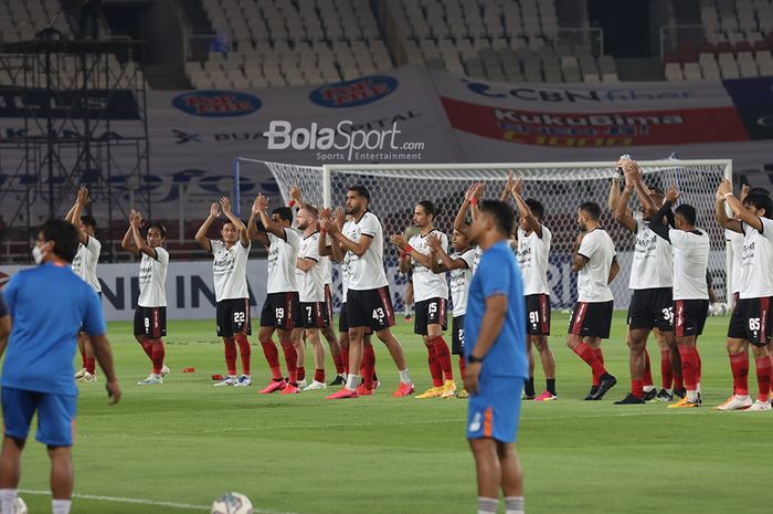 Skuat Bali United sedang memberikan sambutan berupa tepuk tangan jelang laga pekan pertama Liga 1 2021 di Stadion Gelora Bung Karno, Senayan, Jakarta, 27 Agustus 2021.