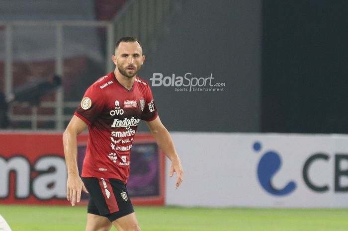 Striker Bali United, Ilija Spasojevic, sedang bertanding dalam laga pekan pertama Liga 1 2021 di Stadion Gelora Bung Karno, Senayan, Jakarta, 27 Agustus 2021.
