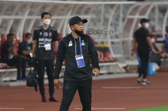 Pelatih Persik Kediri, Joko Susilo, sedang memantau para pemainnya dalam laga pekan pertama Liga 1 2021 di Stadion Gelora Bung Karno, Senayan, Jakarta, 27 Agustus 2021.