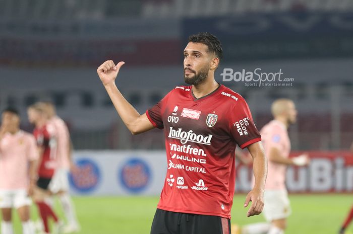 Bek asing Bali United, Willian Pacheco, sedang bertanding dalam laga pekan pertama Liga 1 2021 di Stadion Gelora Bung Karno, Senayan, Jakarta, 27 Agustus 2021.