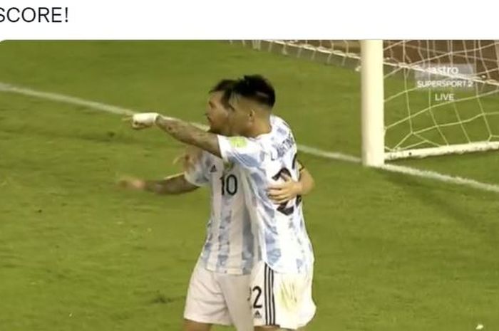 Striker timnas Argentina, Lautaro Martinez, merayakan gol bareng Lionel Messi dalam laga Kualifikasi Piala Dunia 2022 Zona Amerika Selatan kontra timnas Venezuela di Stadion Olimpico de la UCV, Kamis (2/9/2021).