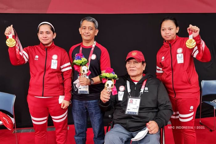 Pasangan ganda putri para bulu tangkis Indonesia, Leani Ratri Oktila/Khalimatus Sadiyah, berpose dengan medali emas Paralimpiade Tokyo 2020 yang mereka raih dari nomor ganda putri SL3-SU5, Sabtu (4/9/2021).
