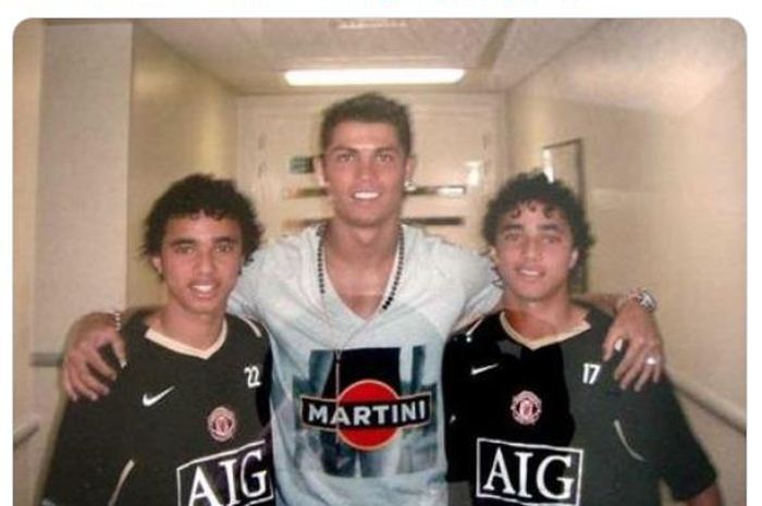 Cristiano Ronaldo (tengah) diapit dua mantan pemain Manchester United, Rafael dan Fabio da Silva.