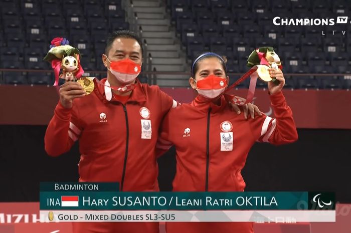 Pasangan para bulu tangkis Indonesia, Hary Susanto/Leani Ratri Oktila, meraih medali emas dari nomor ganda campuran SL3-SU5 Paralimpiade Tokyo 2020.
