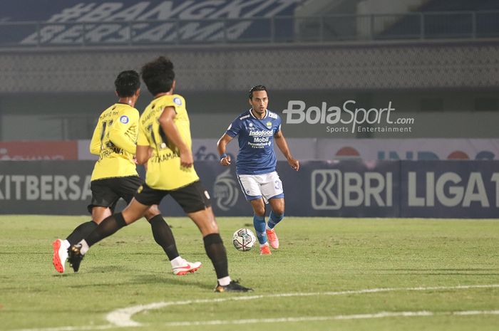 Pemain Persib Bandung, Ezra Walian, sedang menguasai bola dalam laga pekan pertama Liga 1 2021 menghadapi Barito Putera di Stadion Indomilk Arena, Tangerang, Banten, 4 September 2021.