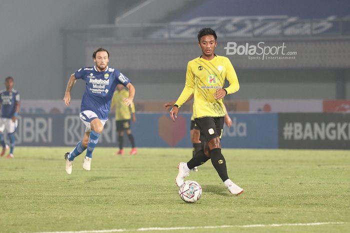 Gelandang Barito Putera, Bayu Pradana, sedang menguasai bola dalam laga pekan pertama Liga 1 2021 di Stadion Indomilk Arena, Tangerang, Banten, 4 September 2021.