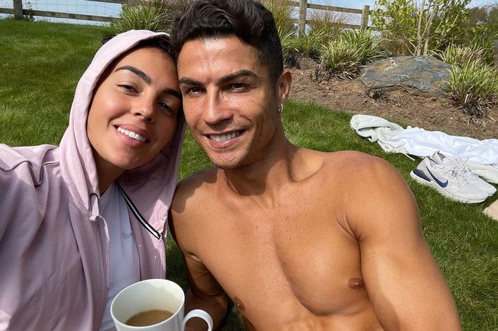 Georgina Rodriguez dan Cristiano Ronaldo berjemur di Kota Manchester, Inggris.