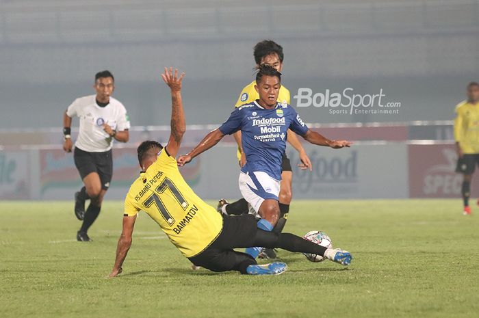 Bek Barito Putera, Azamat Baimatov (kiri), sedang berusaha menekel bola yang dikuasai oleh pemain Persib Bandung, Febri Hariyadi (kanan), dalam laga pekan pertama Liga 1 2021 di Stadion Indomilk, Arena, Tangerang, 4 September 2021.