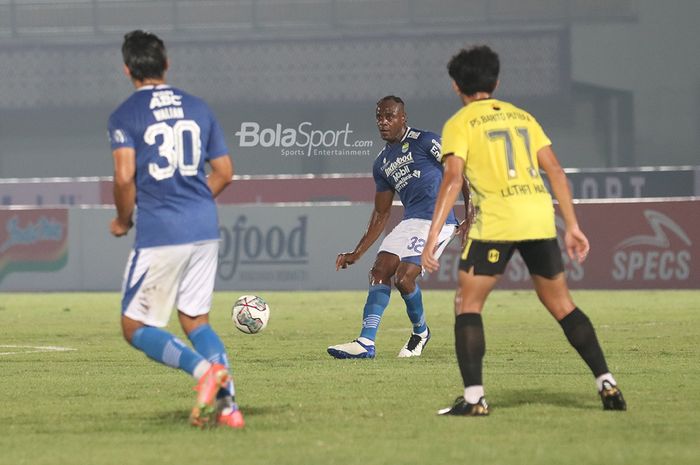 Bek Persib Bandung, Victor Igbonefo, sedang mengoper bola dalam laga pekan pertama Liga 1 2021 di Stadion Indomilk, Arena, Tangerang, 4 September 2021.