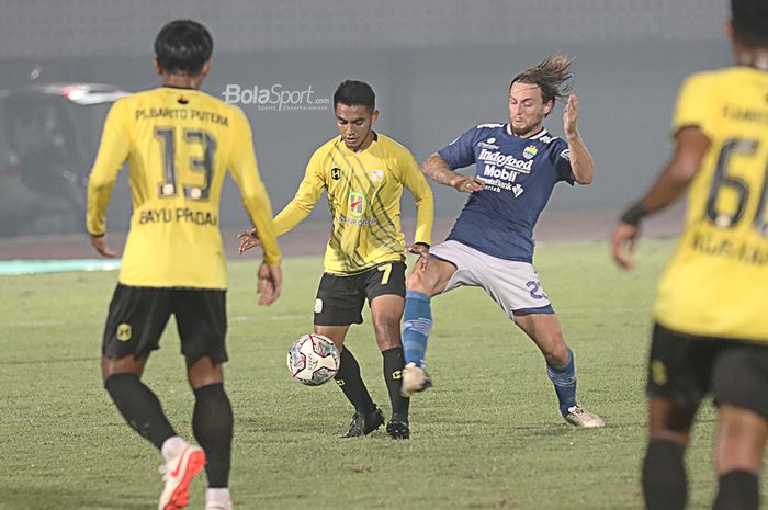 Gelandang Persib Bandung, Marc Klok (kanan), berusaha untuk merebut bola yang dikuasai pemain Barito Putera, Ambrizal Umanailo (kiri), dalam laga pekan pertama Liga 1 2021 di Stadion Indomilk, Arena, Tangerang, 4 September 2021.