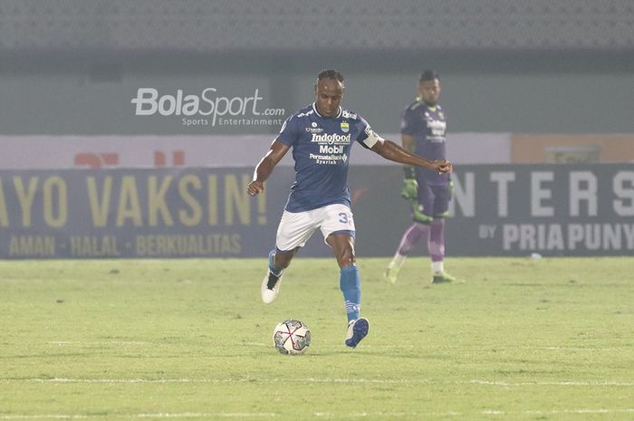 Bek Persib Bandung, Victor Igbonefo, sedang berusaha mengoper bola dalam laga pekan pertama Liga 1 2021 di Stadion Indomilk, Arena, Tangerang, 4 September 2021.