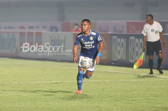 Bek sayap kiri Persib Bandung, Ardi Idrus, sedang menguasai bola dalam laga pekan pertama Liga 1 2021 di Stadion Indomilk, Arena, Tangerang, 4 September 2021.
