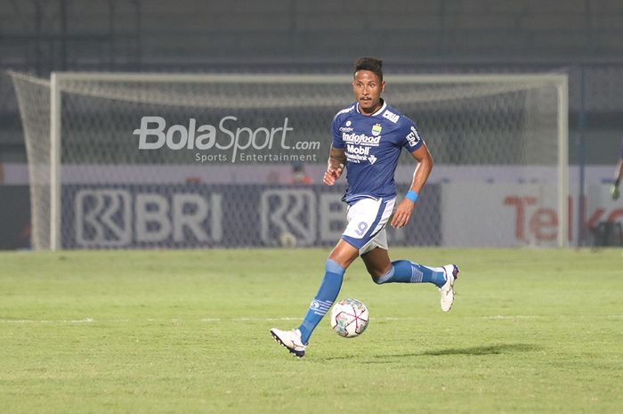 Striker Persib Bandung, Wander Luiz, sedang menggiring bola dalam laga pekan pertama Liga 1 2021 di Stadion Indomilk, Arena, Tangerang, 4 September 2021.