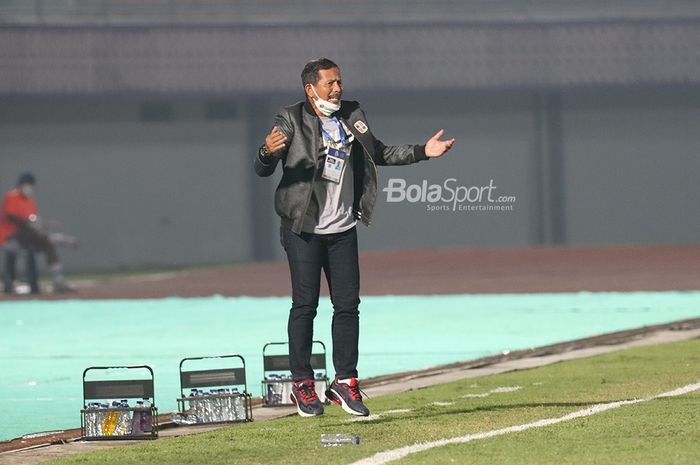 Pelatih Barito Putera, Djajang Nurjaman, sedang memantau pertandingan dalam laga pekan pertama Liga 1 2021 di Stadion Indomilk, Arena, Tangerang, 4 September 2021.