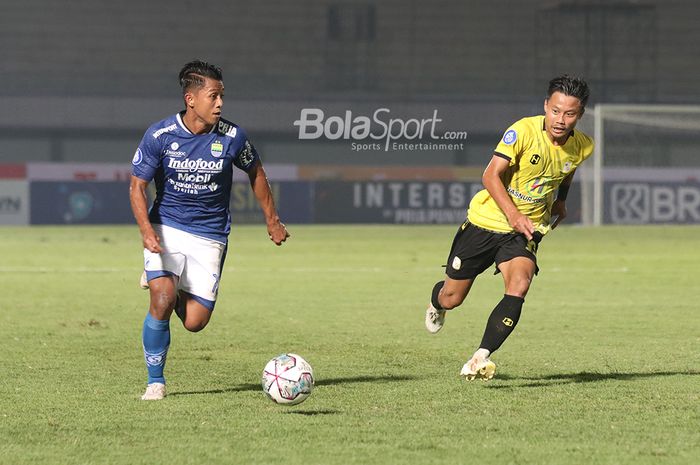 Pemain Persib Bandung, Febri Hariyadi (kiri), sedang menguasai bola dan mendapatkan pengawalan ketat dari bek Barito Putera, Muhammad Rifky Suryawan (kanan), dalam laga pekan pertama Liga 1 2021 di Stadion Indomilk, Arena, Tangerang, 4 September 2021.