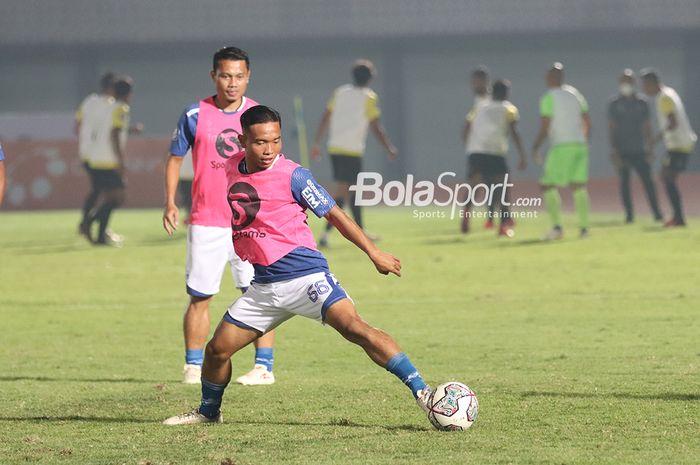 Mario Jardel (depan) dan Dedi Kusnandar (belakang) sedang berlatih dengan Persib Bandung jelang laga pekan pertama Liga 1 2021 di Stadion Indomilk, Arena, Tangerang, 4 September 2021.