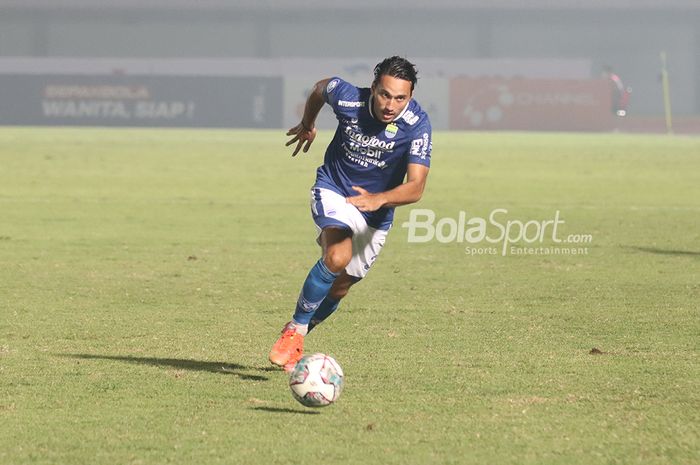 Pemain Persib Bandung, Ezra Walian, sedang menggiring bola dalam laga pekan pertama Liga 1 2021 di Stadion Indomilk, Arena, Tangerang, 4 September 2021.