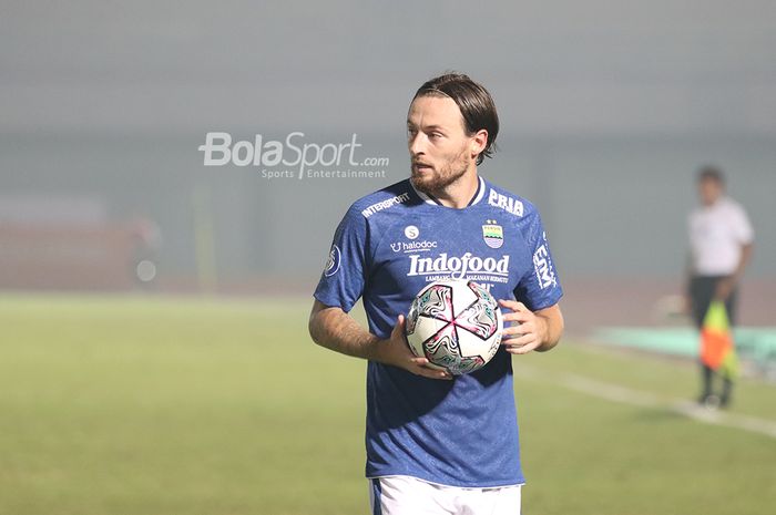 Gelandang Persib Bandung, Marc Klok, sedang memegang bola saat persiapan melakukan tendangan bebas dalam laga pekan pertama Liga 1 2021 di Stadion Indomilk, Arena, Tangerang, 4 September 2021.