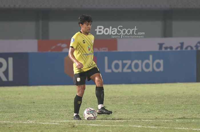 Gelandang Barito Putera, Muhammad Luthfi Kamal, sedang menguasai bola dalam laga pekan pertama Liga 1 2021 di Stadion Indomilk, Arena, Tangerang, 4 September 2021.