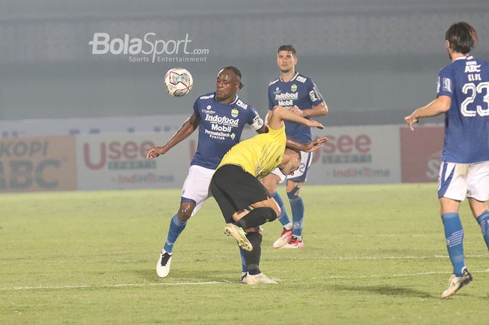 Bek Persib Bandung, Victor Igbonefo, sedang mengusai bola setelah berduel dengan pemain Barito Putera dalam laga pekan pertama Liga 1 2021 di Stadion Indomilk, Arena, Tangerang, 4 September 2021.