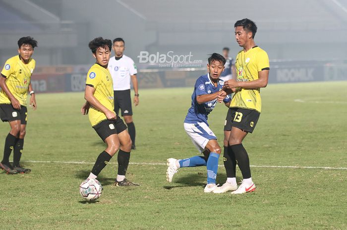 Pemain Persib Bandung, Beckham Putra Nugraha (jersey biru), sedang dikawal dua pemain Barito Putera, Luthfi Kamal (kiri) dan Bayu Pradana (kanan), dalam laga pekan pertama Liga 1 2021 di Stadion Indomilk, Arena, Tangerang, 4 September 2021.