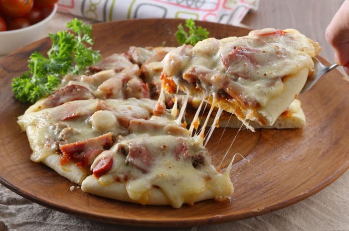 Sajian pizza daging sosis.