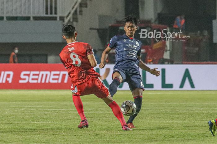 Gelandang PSM Makassar, Jayus Hariono (kanan), sedang berebut bola dengan pemain PSM Makassar, Sutanto Tan (kiri), dalam laga pekan pertama Liga 1 2021 di Stadion Pakansari, Bogor, Jawa Barat, 5 September 2021.