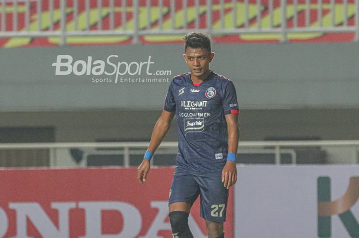 Penyerang Arema FC, Dedik Setiawan, sedang bertanding dalam laga pekan pertama Liga 1 2021 di Stadion Pakansari, Bogor, Jawa Barat, 5 September 2021.