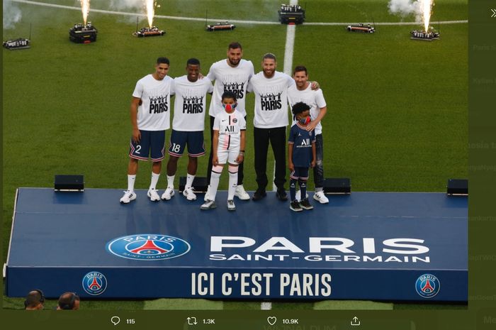 Para pemain bintang rekrutan PSG ketika diperkenalkan jelang laga kontra Strasbourg, 15 Agustus lalu.
