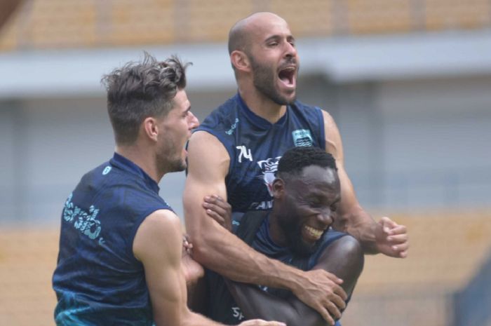 Geoffrey Castillion (kanan) selebrasi bersama Nick Kuipers dan Mohammed Rashid dalam sesi latihan di Stadion Gelora Bandung Lautan Api, Bandung, Senin (6/9/2021).