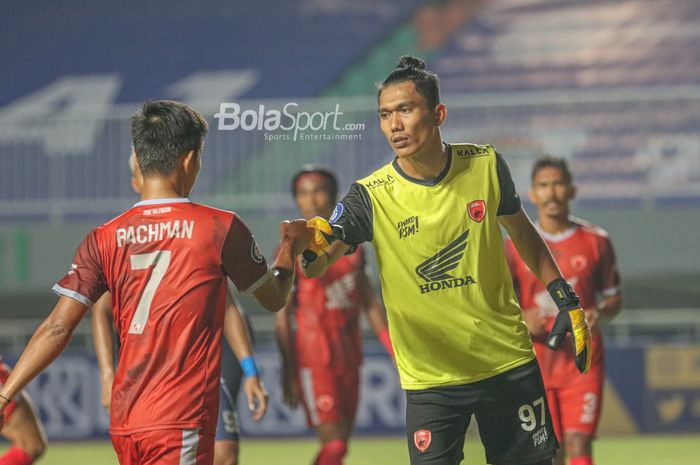 Kiper PSM Makassar, Hilman Syah, sedang memberikan apresiasi kepada rekannya dalam laga pekan pertama Liga 1 2021 di Stadion Pakansari, Bogor, Jawa Barat, 5 September 2021.