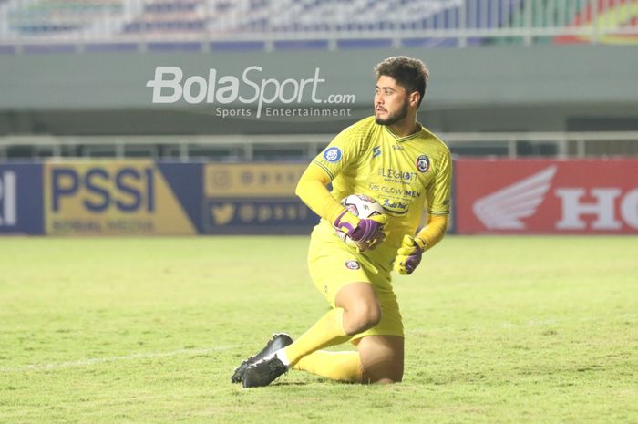 Kiper asing Arema FC, Adilson Maringa, sedang menangkap bola dalam laga pekan pertama Liga 1 2021 di Stadion Pakansari, Bogor, Jawa Barat, 5 September 2021.