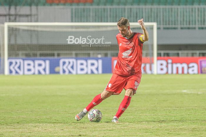 Gelandang PSM Makassar, Wiljan Pluim, akan menendang bola dalam laga pekan pertama Liga 1 2021 di Stadion Pakansari, Bogor, Jawa Barat, 5 September 2021.
