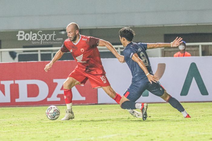 Striker Arema FC, Anco Jansen (kiri), sedang berusaha melewati pemain Arema FC dalam laga pekan pertama Liga 1 2021 di Stadion Pakansari, Bogor, Jawa Barat, 5 September 2021.