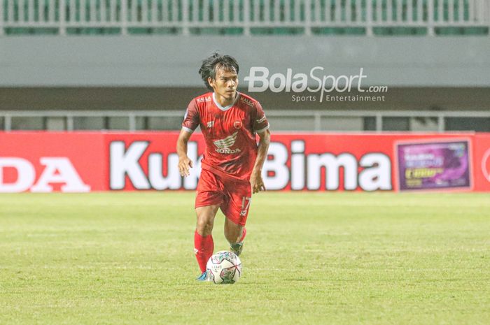Gelandang PSM Makassar, Rasyid Bakri, sedang menguasai bola dalam laga pekan pertama Liga 1 2021 di Stadion Pakansari, Bogor, Jawa Barat, 5 September 2021.