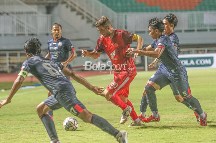 Gelandang PSM Makassar, Wiljan Pluim, sedang dijaga ketat oleh beberapa pemain Arema FC dalam laga pekan pertama Liga 1 2021 di Stadion Pakansari, Bogor, Jawa Barat, 5 September 2021.