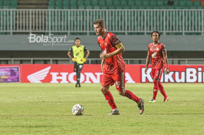 Gelandang PSM Makassar, Wiljan Pluim, sedang menguasai bola dalam laga pekan pertama Liga 1 2021 di Stadion Pakansari, Bogor, Jawa Barat, 5 September 2021.