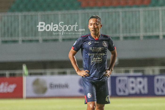 Pemain sayap kanan Arema FC, Dendi Santoso, sedang bertanding dalam laga pekan pertama Liga 1 2021 di Stadion Pakansari, Bogor, Jawa Barat, 5 September 2021.