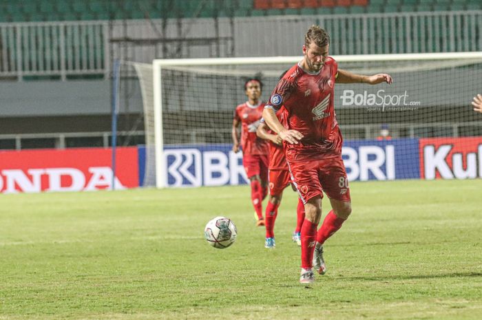 Gelandang PSM Makassar, Wiljan Pluim, sedang menguasai bola dalam laga pekan pertama Liga 1 2021 di Stadion Pakansari, Bogor, Jawa Barat, 5 September 2021.