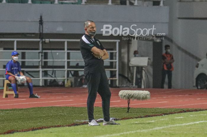 Pelatih PSS Sleman, Dejan Antonic, sedang memantau para pemainnya dalam laga pekan pertama Liga 1 2021 di Stadion Pakansari, Bogor, Jawa Barat, 5 September 2021.