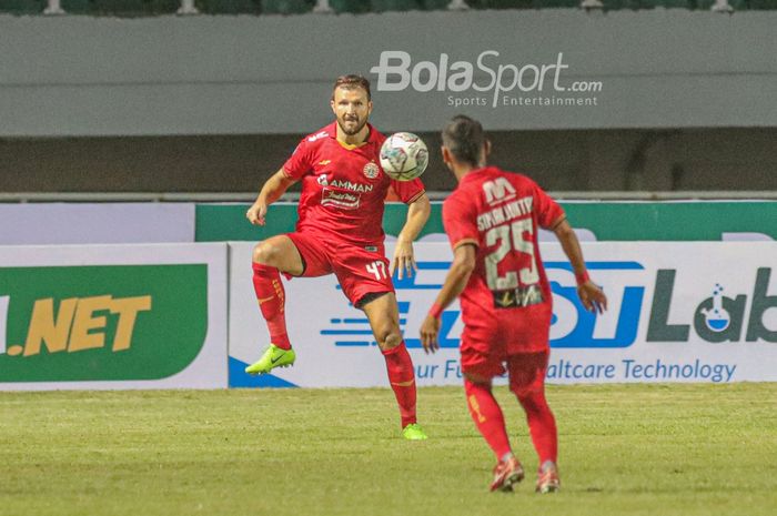 Bek sayap kanan Persija Jakarta, Marco Motta (kiri), sedang mengoper bola dalam laga pekan pertama Liga 1 2021 di Stadion Pakansari, Bogor, Jawa Barat, 5 September 2021.