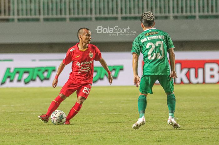 Pemain sayap kanan Persija Jakarta, Riko Simanjuntak (kiri), sedang menguasai bola dalam laga pekan pertama Liga 1 2021 di Stadion Pakansari, Bogor, Jawa Barat, 5 September 2021.
