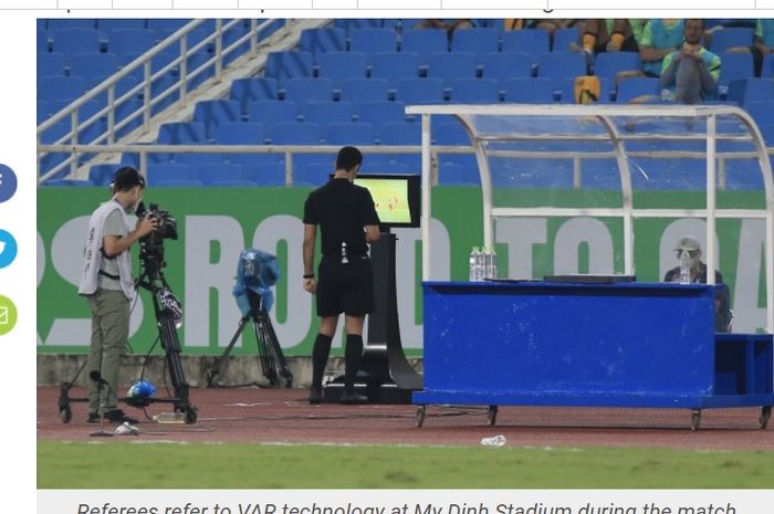 Wasit ketika meninjau VAR dalam laga Vietnam vs Australia, Selasa (7/9/2021) malam WIB.