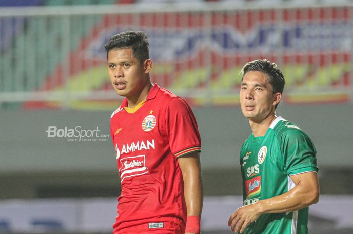 Penyerang Persija Jakarta, Taufik Hidayat (kiri), dijaga ketat oleh gelandang PSS Sleman, Kim Kurniawan (kanan), dalam laga pekan pertama Liga 1 2021 di Stadion Pakansari, Bogor, Jawa Barat, 5 September 2021.