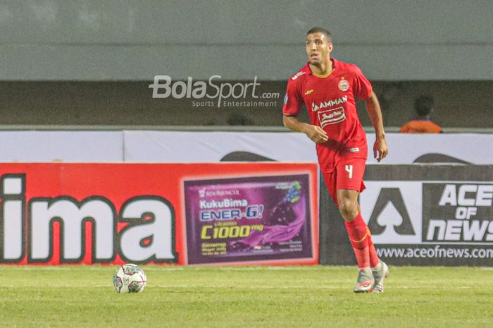 Bek asing Persija Jakarta, Yann Motta, sedang menguasai bola dalam laga pekan pertama Liga 1 2021 di Stadion Pakansari, Bogor, Jawa Barat, 5 September 2021.