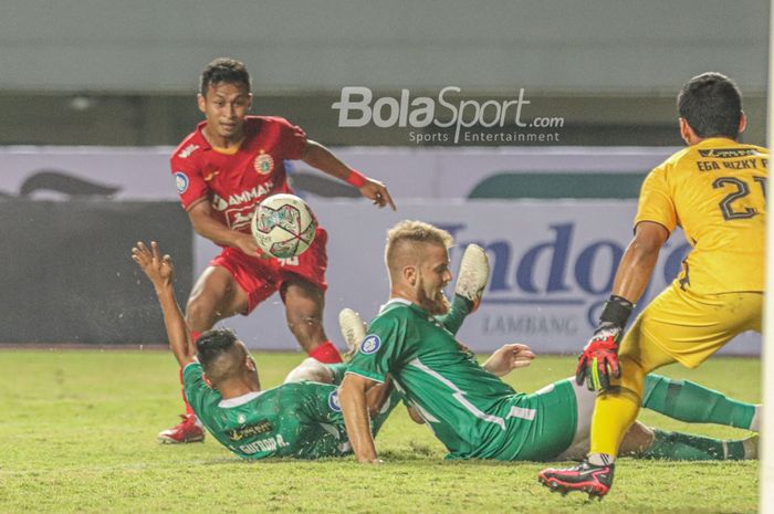 Pemain Persija Jakarta, Osvaldo Haay, sedang mengirimkan umpan dalam laga pekan pertama Liga 1 2021 di Stadion Pakansari, Bogor, Jawa Barat, 5 September 2021.