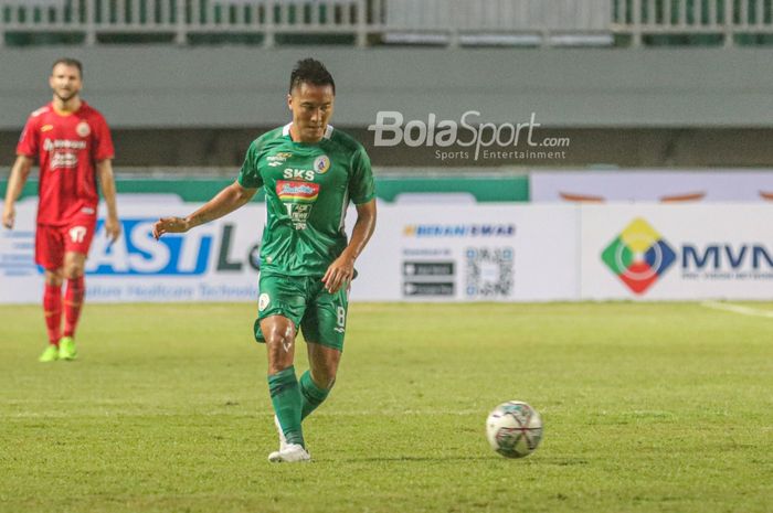 Bek sayap kiri PSS Sleman, Arthur Irawan, sedang mengoper bola dalam laga pekan pertama Liga 1 2021 di Stadion Pakansari, Bogor, Jawa Barat, 5 September 2021.