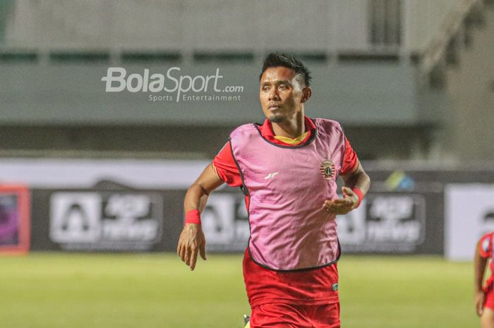 Bek Persija Jakarta, Maman Abdurrahman, sedang melakukan pemanasan dalam laga pekan pertama Liga 1 2021 di Stadion Pakansari, Bogor, Jawa Barat, 5 September 2021.