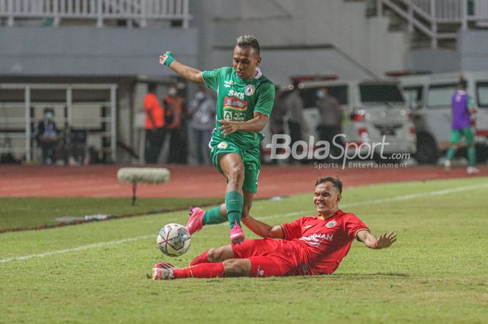 Pemain sayap kanan PSS Sleman, Irfan Jaya (kiri), sedang berusaha menghindar dari terjangan bek Persija Jakarta, Rezaldi Hehanussa, dalam laga pekan pertama Liga 1 2021 di Stadion Pakansari, Bogor, Jawa Barat, 5 September 2021.